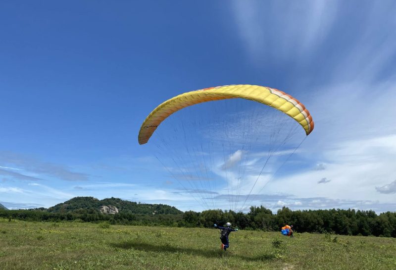 Thực hành bay dù tại Núi Chứa Chan - Đồng Nai